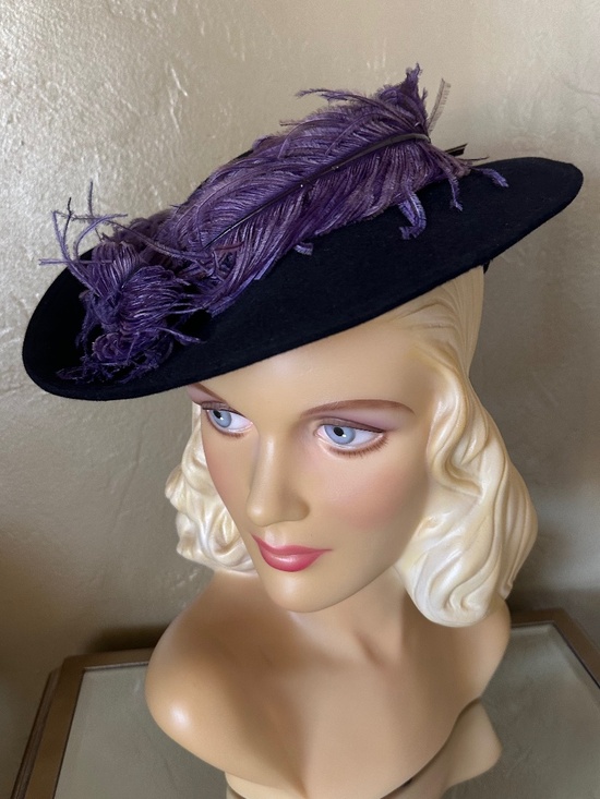 EXCEPTIONAL 1940s\' BLACK FELT WIDE BRIM TILT HAT + PURPLE OSTRICH FEATHERS